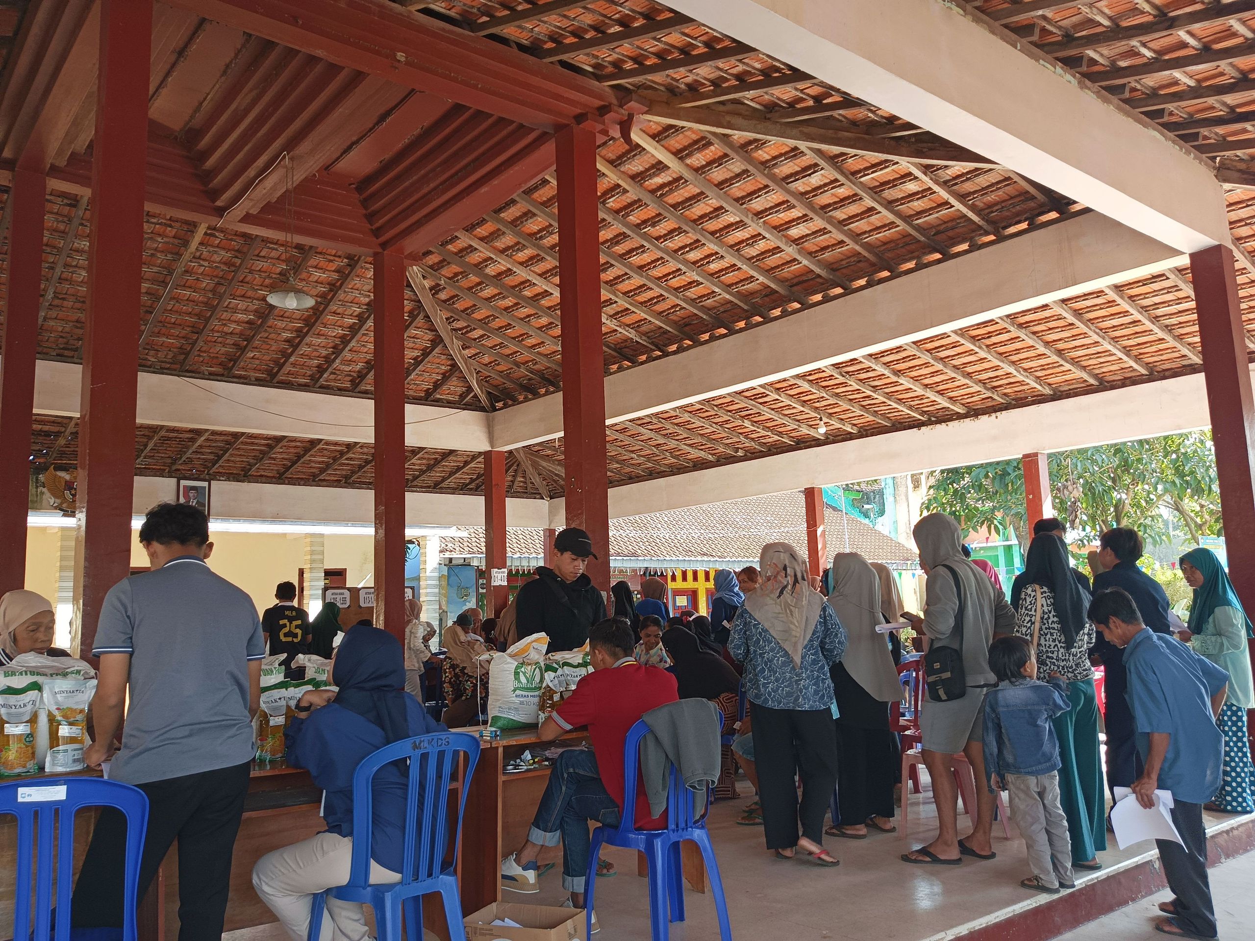 Dokumentasi mahasiswa melakukan observasi dan berinteraksi dengan masyarakat.