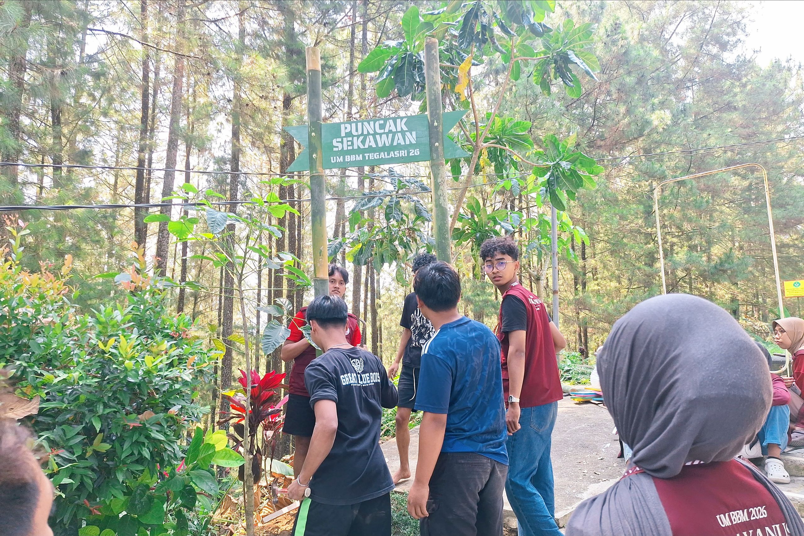 Proses pemasangan papan sapta pesona.