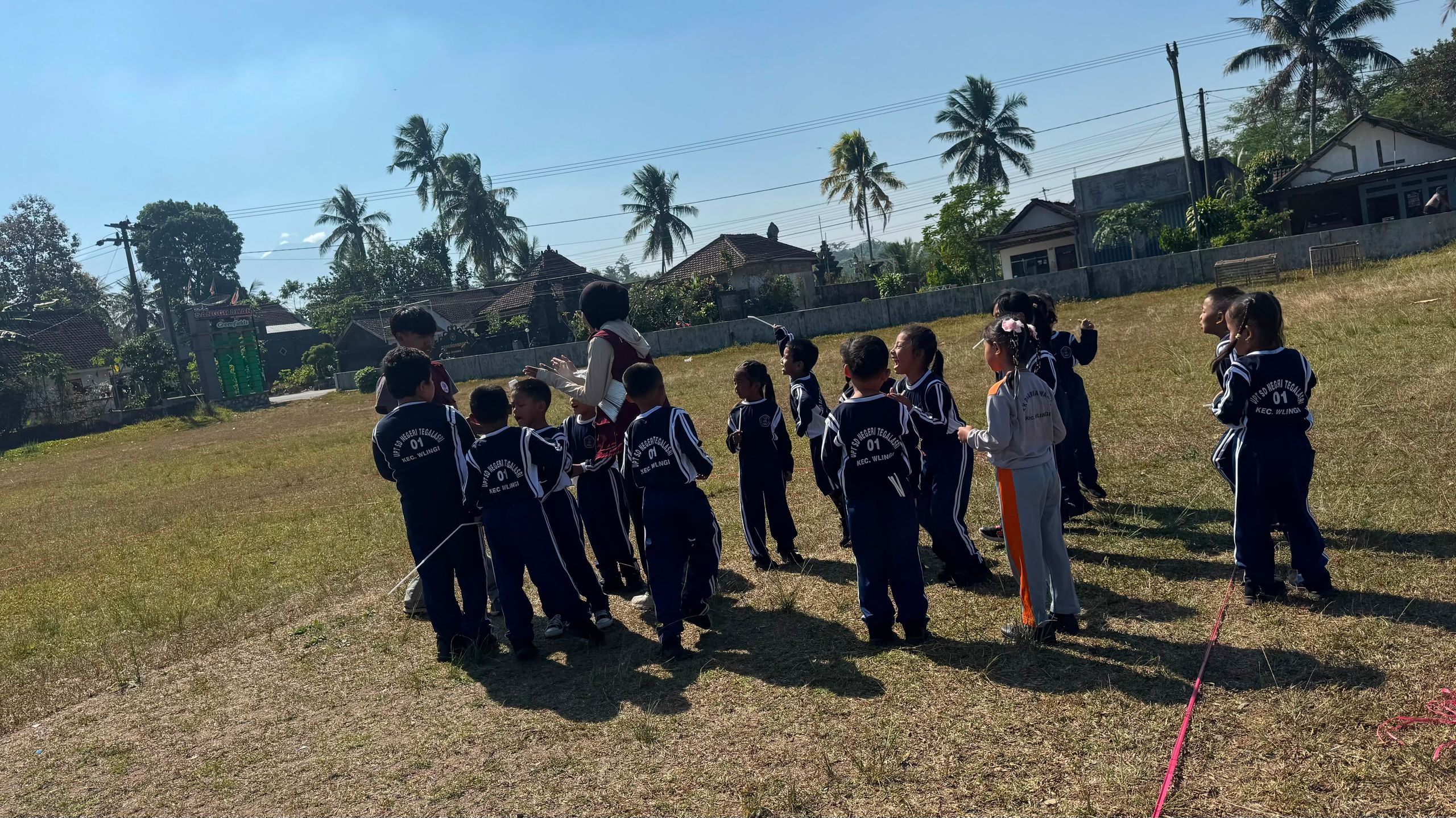 Kegiatan outbound generasi ceria di lapangan desa tegalasri.