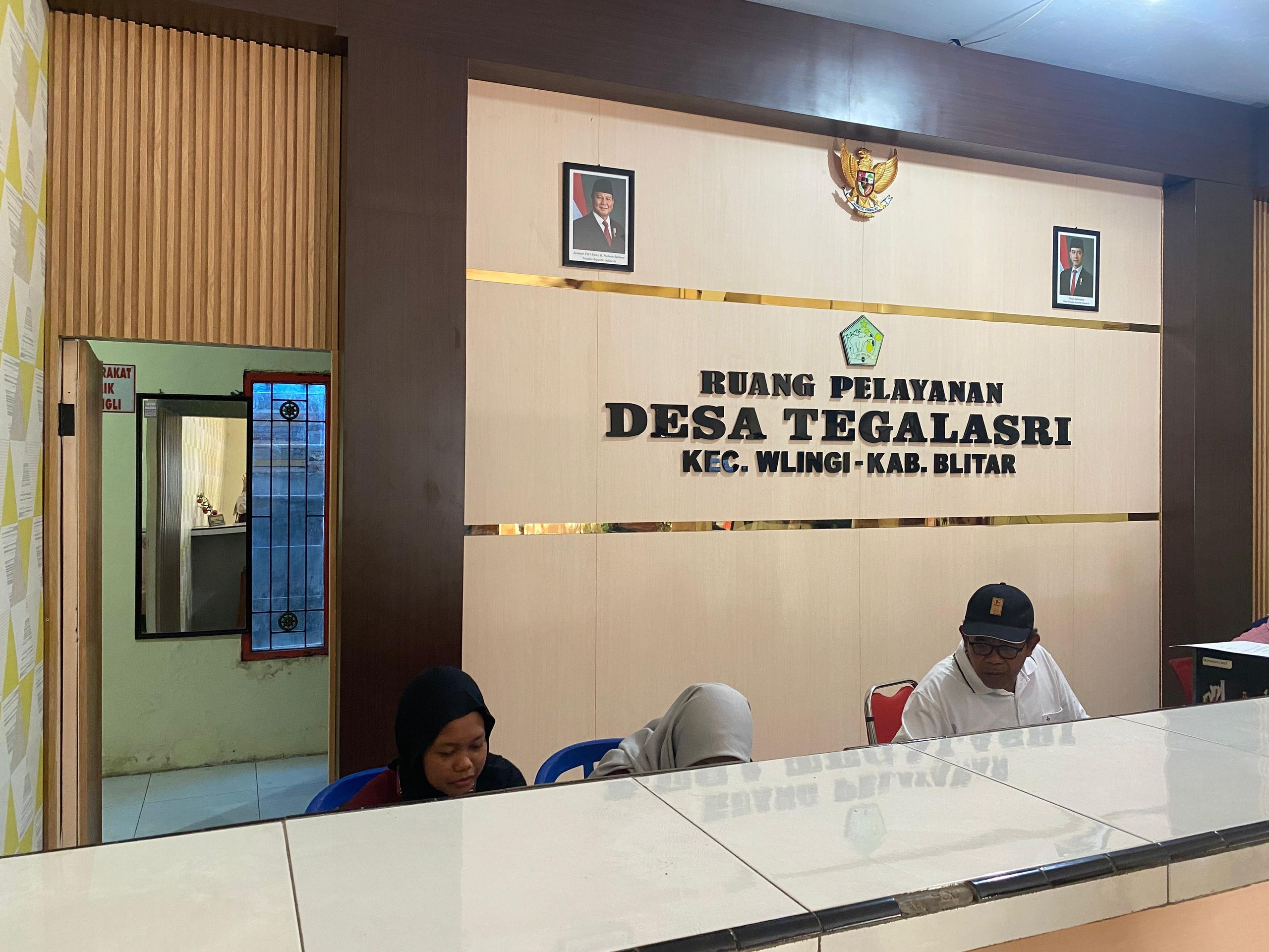 Tim UM BBM membantu pelayanan administrasi di Kantor Desa Tegalasri.